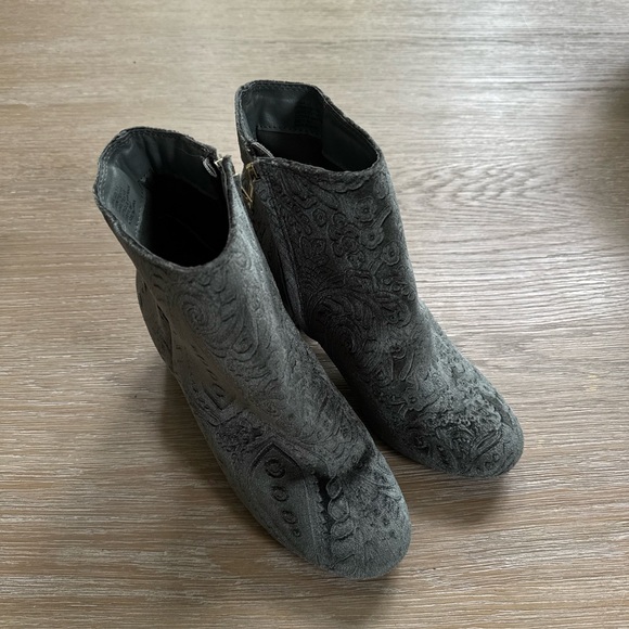 Zigi Soho women’s Nydia velvet green embossed ankle boots booties shoes size 7.5 - Picture 3 of 7